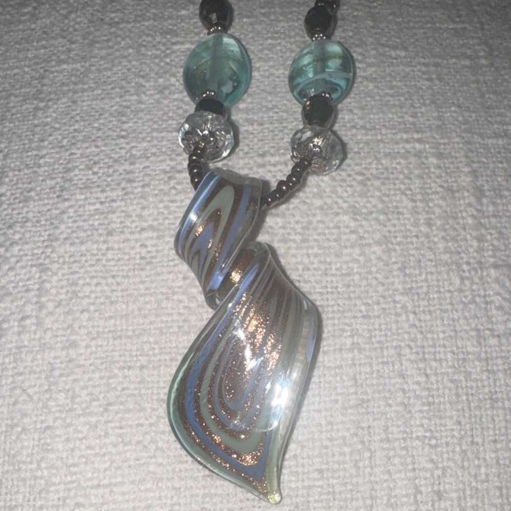 Elegant Swirl Pendant Necklace